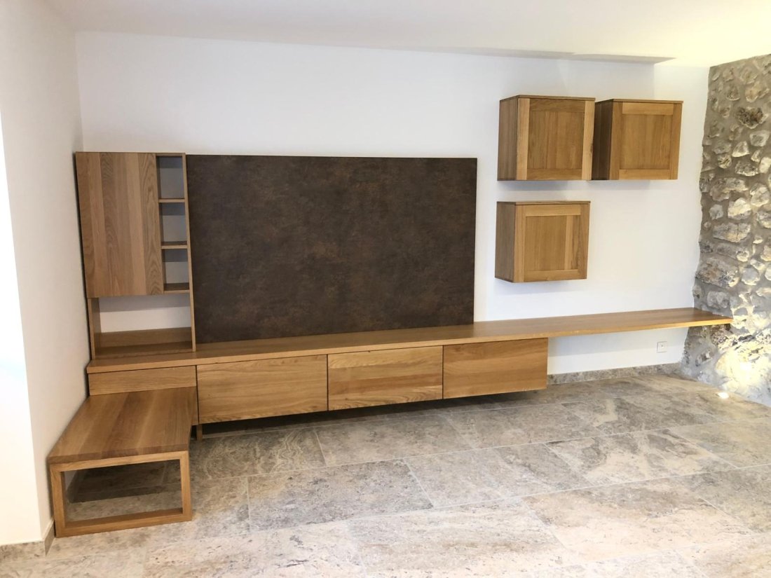 Meuble TV bois, alignement pierre