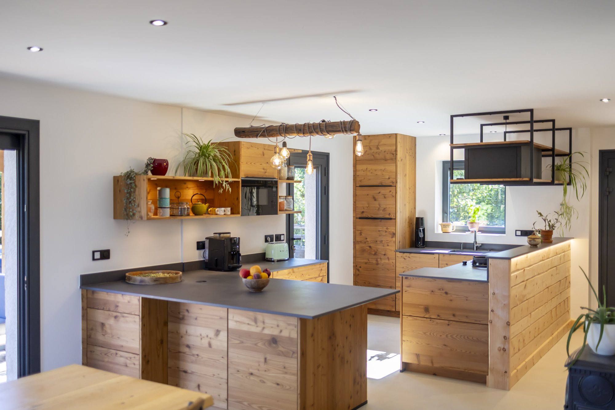 Cuisine sur mesure bois et noir - Meubles Marrou